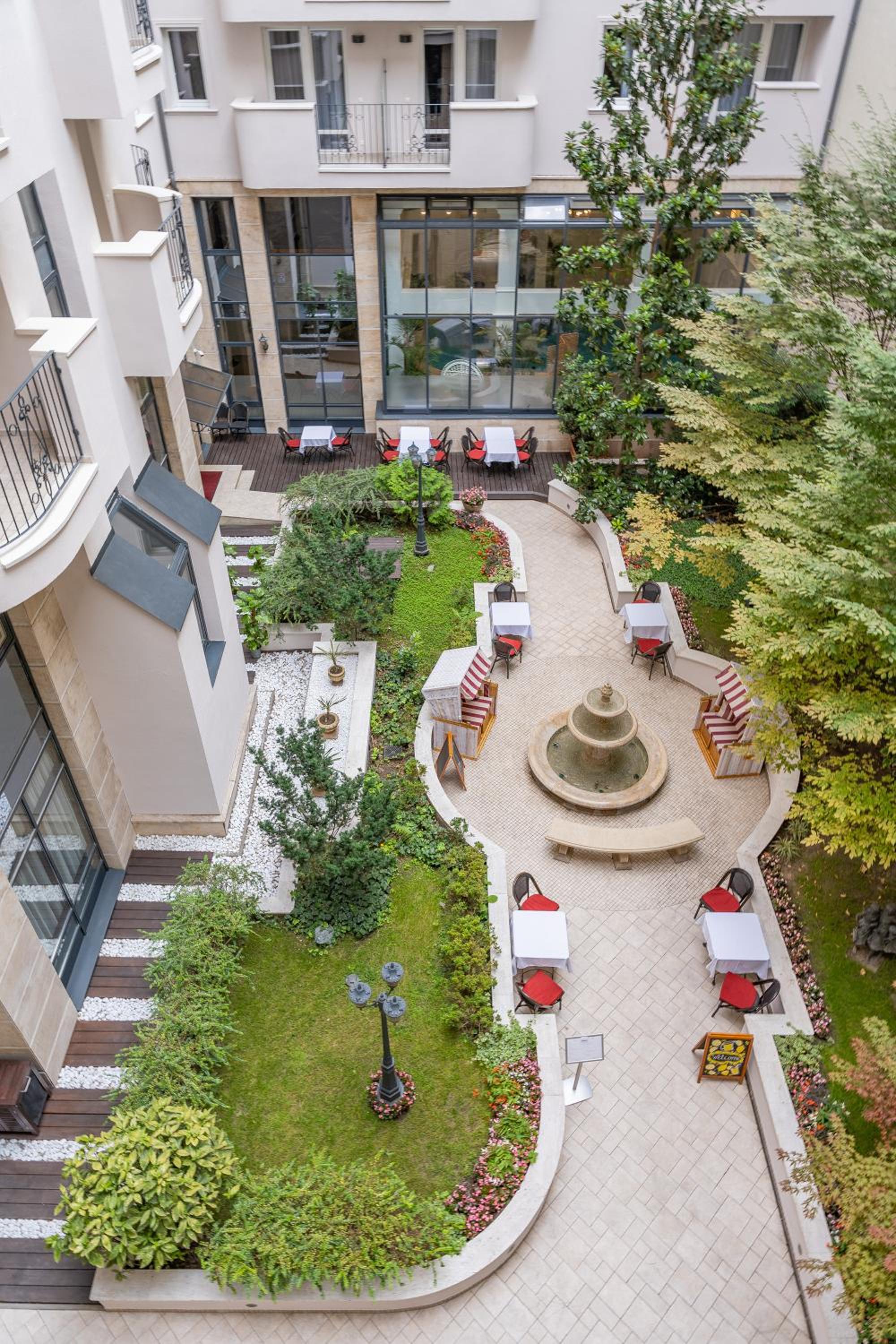 Queen's Court Hotel & Residence