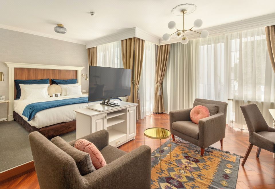 Queen's Court Hotel & Residence